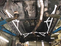 Barre de torsion arri&egrave;re 6 points en acier blanc Nissan Skyline Ultra Racing