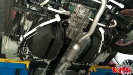 Barre de renfort arri&egrave;re 4 points en acier blanc Mitsubishi Eclipse Ultra Racing