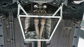 Support central inf&eacute;rieur 6 points en acier blanc Nissan GT-R Ultra Racing