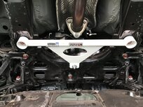 Avant renfort de sous-ch&acirc;ssis 3 points en acier blanc Honda Civic Ultra Racing