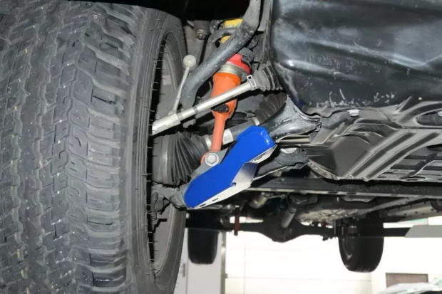 Unterer Querlenker vorderer Unterfahrschutz Toyota Fortuner, Hilux Hardrace