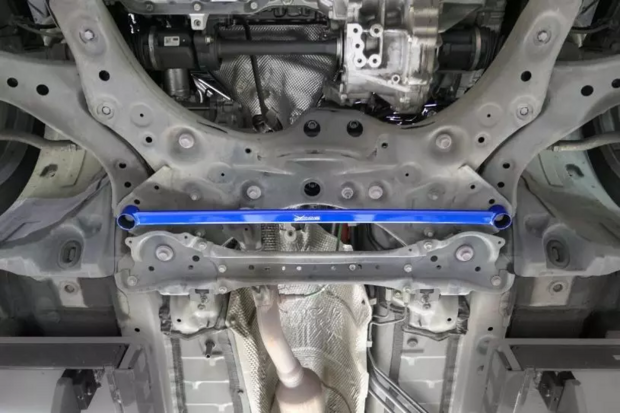 Strebe unten Vorne Toyota Camry Hardrace