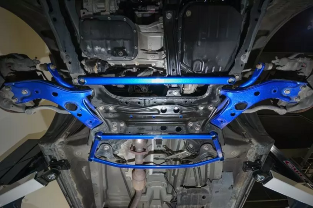 beugel onder voorkant TOYOTA RAV4 &#039;13-18 Hardrace