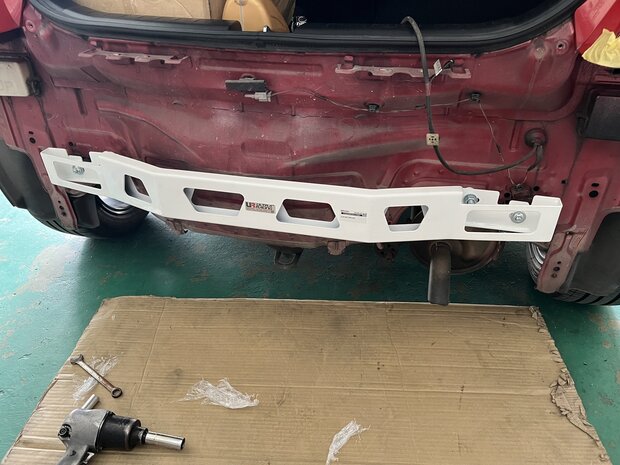 Hecksto&szlig;stangentr&auml;ger Wei&szlig; Stahl Suzuki Swift Ultra Racing