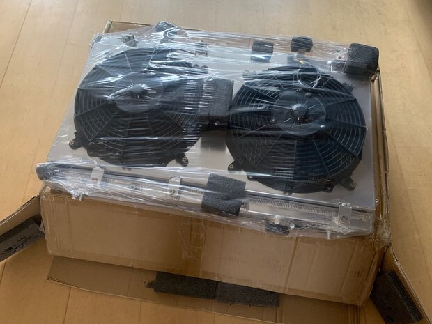 K&uuml;hler mit Abdeckung und L&uuml;ftern Aluminium FullRacing Subaru Impreza